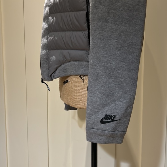 Cropped ladies Nike jacket. Size medium. Two internal and two external pockets. - Picture 2 of 6